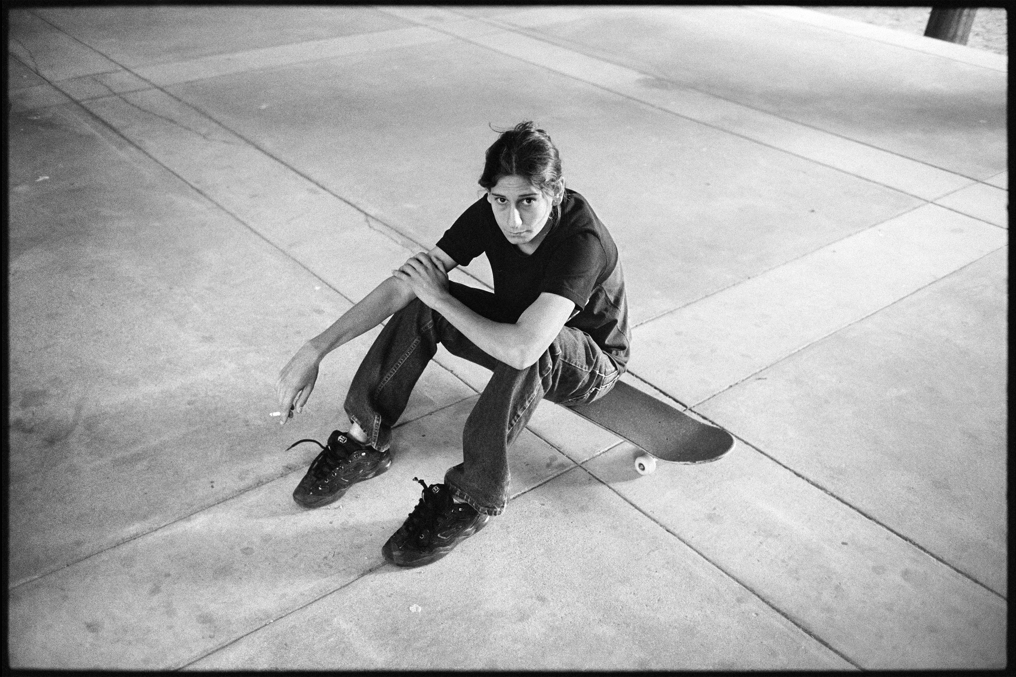 Portrait de Elissa Steamer assise le skate à la main