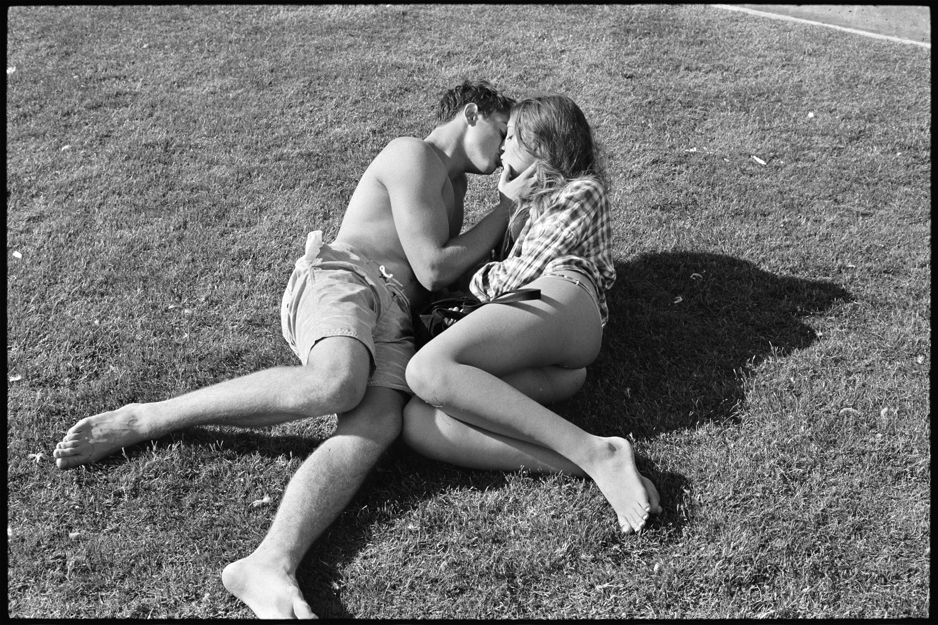 Jeune couple s'embrassant dans l'herbe