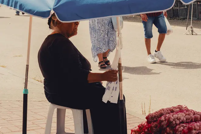Mulher na feira em Portugal Leica 