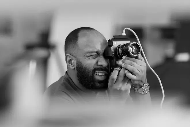 Ruben Hughes is taking a photograph with the Leica SL.