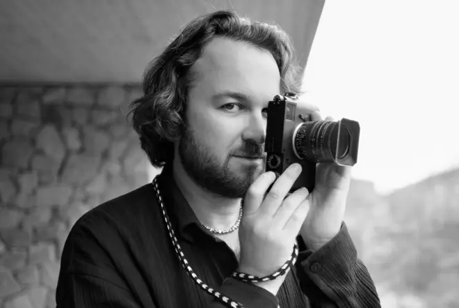 Alan Schaller is taking a photograph.