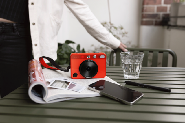 The new Leica SOFORT 2, presented on a table.