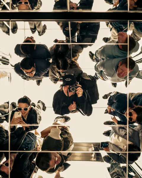 Many People in a mirrorroom 