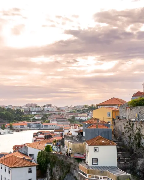 A city on a hillside with a large river flowing through the middle