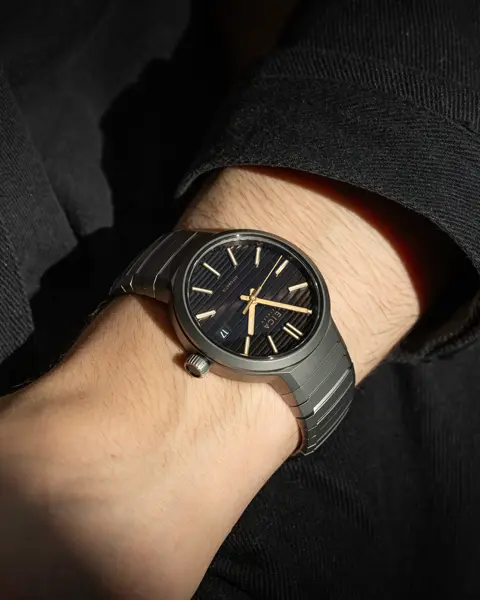 Man wearing Leica ZM11