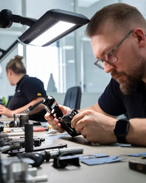 Man repairs a Leica Camera