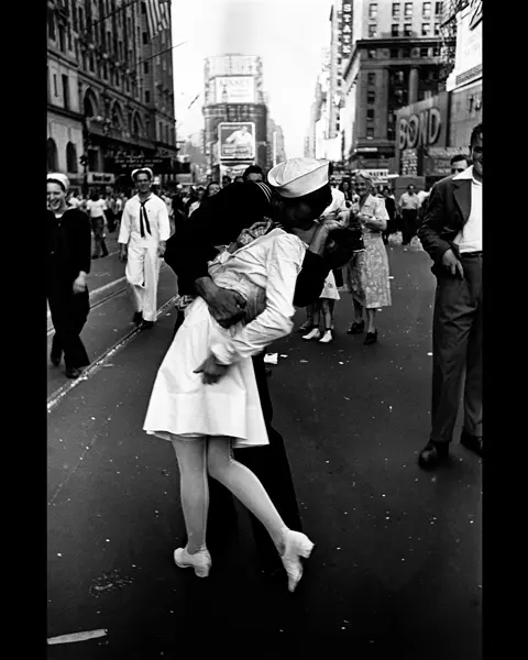 V-J-Day - Leica Iconic Photos