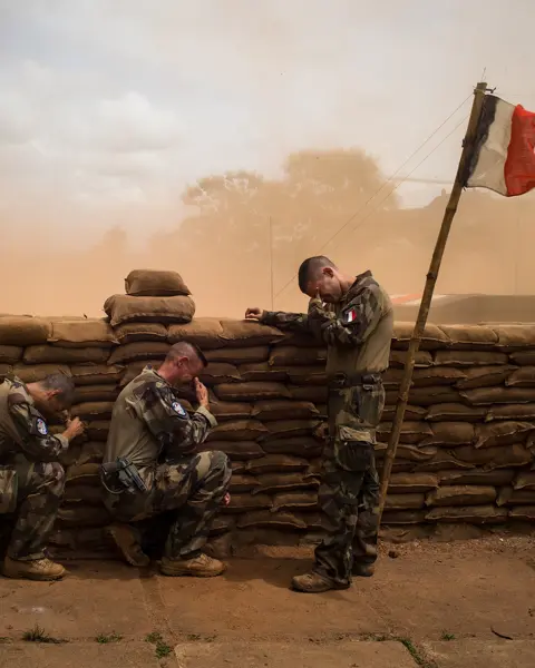 Weeping soldiers behind a wall