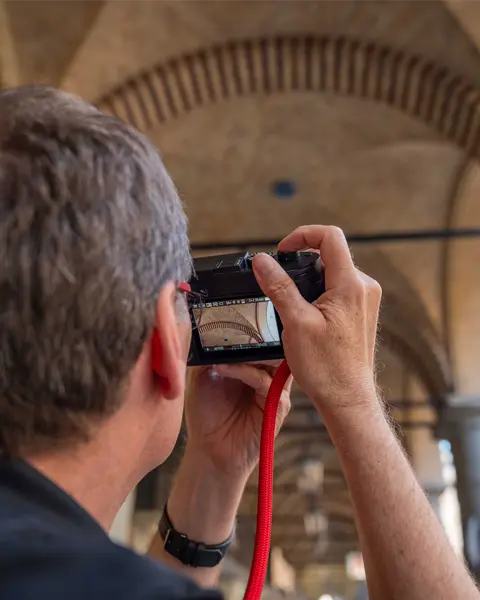 One sales associate taking pictures with the Leica M in Hamburg