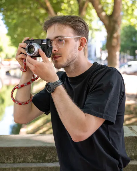 A young man taking photos with a Leica M in Düsseldorf