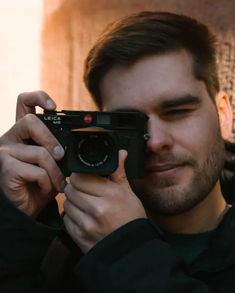 A young man taking photos with a Leica M in Heidelberg