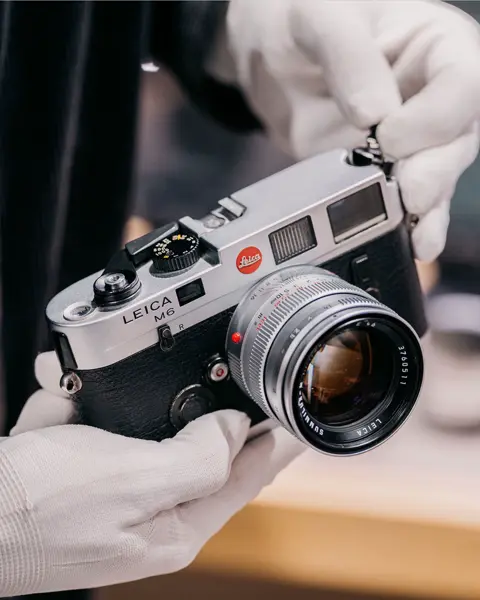 Close-up from a Leica M6, held in gloves