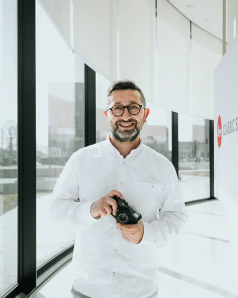 Close-Up of a colleague with a Leica Camera