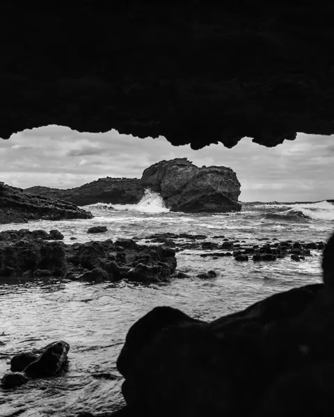 LCCH-FredMortagne-Surfer-Biarritz-Leica-Q3-Monochrom-3840x2560