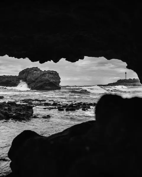 LCCH-FredMortagne-Surfer-Biarritz-Leica-Q3-Monochrom-3840x2560