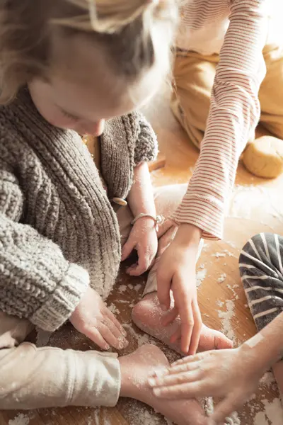 photographs her little daughter with the Q3 in her kitchen while baking