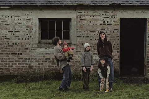 Nina Davidsons family infront a old house in scotland