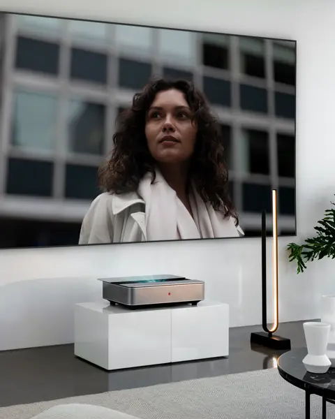Leica Cine 1 projection on Leica Screen showing a woman in front of a building.