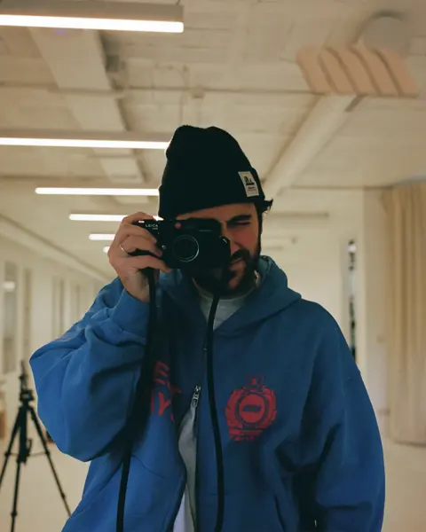 Autoretrato de Gabriel Morón con Leica