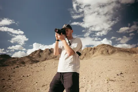 Levin Mundinger Fading Threads Profile 01