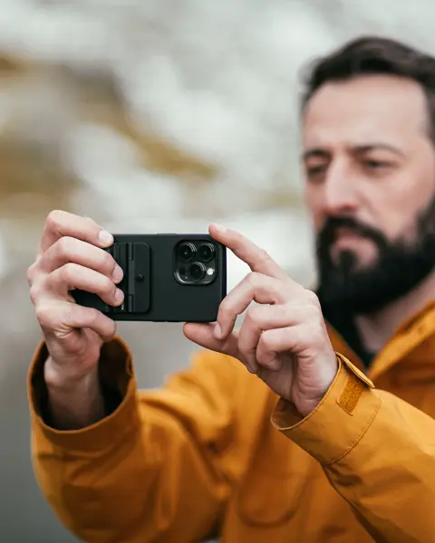 Men using his iPhone with the Fjorden Grip
