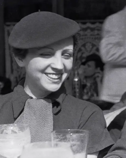 Robert Capa and Gerda Taro 1936 sitting in a cafe
