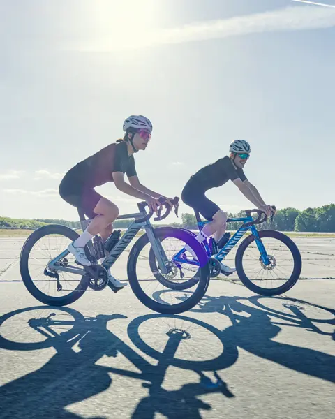 Zwei Rennradfahrer mit Canyon Fahrrädern auf Flugplatz Tino Pohlmann