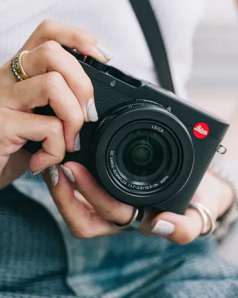 Leica D-Lux 8 front in hand