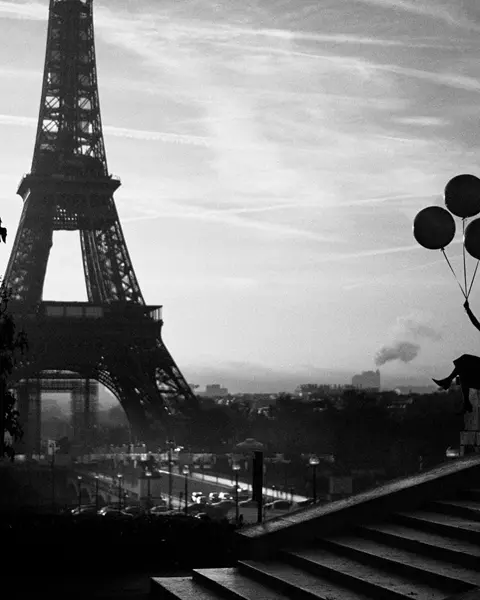 Black-and-white photograph of the Eifelturm in Paris