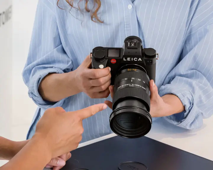 A woman with a SL3 in her hands