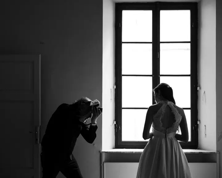 Carlo Carletti photographs a bride, Q3 monochrom