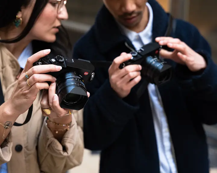 Interaction de deux personnes autour du Q