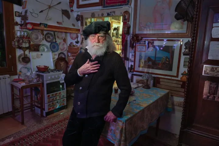 old man in his house in venice