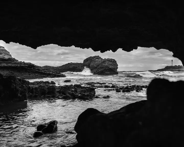 LCCH-FredMortagne-Surfer-Biarritz-Leica-Q3-Monochrom-3840x2560