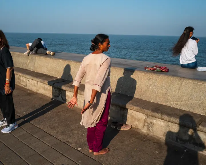 Victor M. Pérez - Mujer haciendo ejercicio mirando al mar