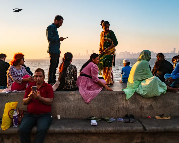 Victor M. Pérez - Personas disfrutando mirando al mar