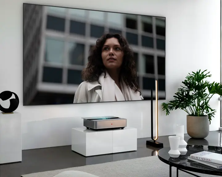 Leica Cine 1 projection on Leica Screen showing a woman in front of a building.