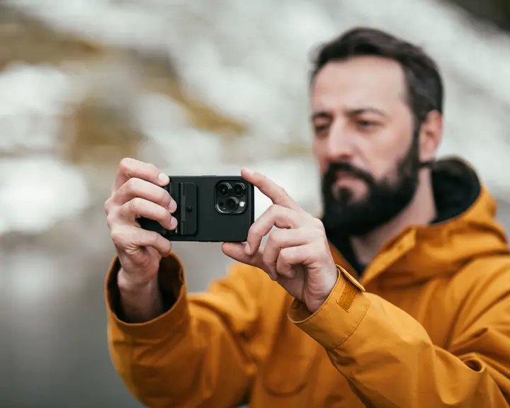 Men using his iPhone with the Fjorden Grip