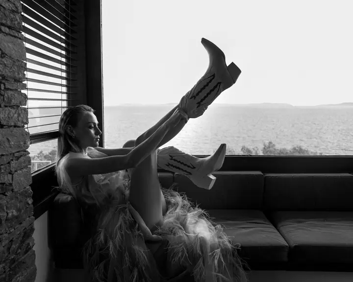 Portrait en noir et blanc d'une mannequin sur un canapé 