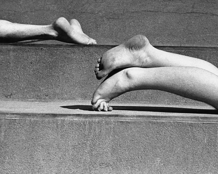 Fred Stein nackte Füße auf Treppe