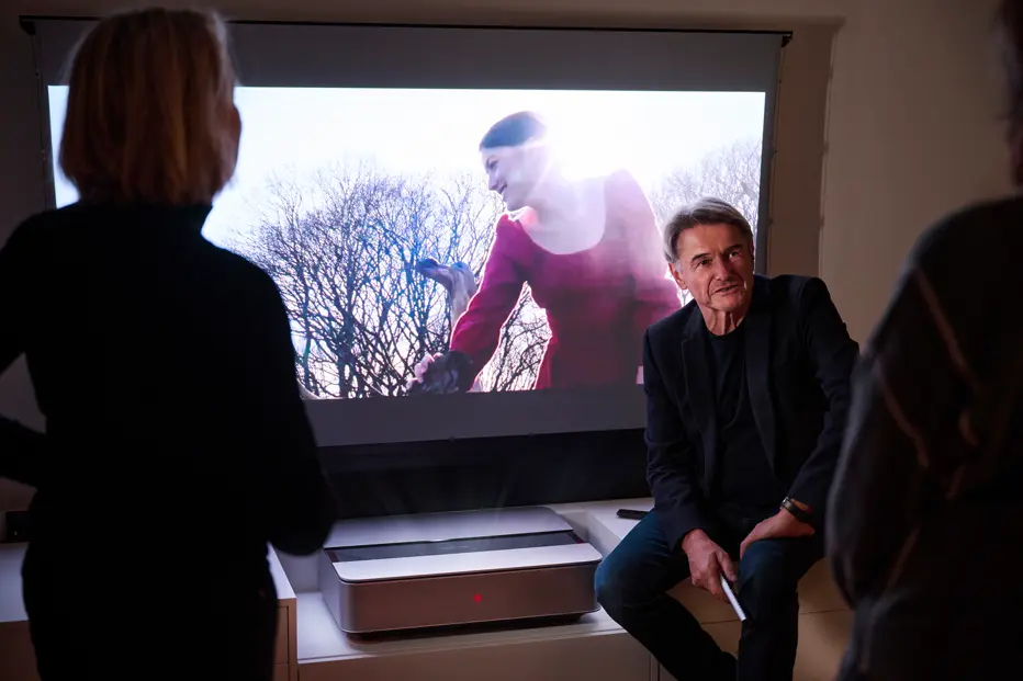 reiner holzemer sitting infront of the leica cine1