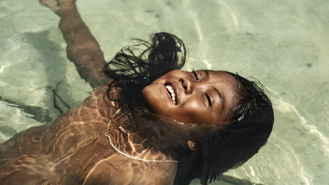 Portrait d'un enfant souriant dans l'eau