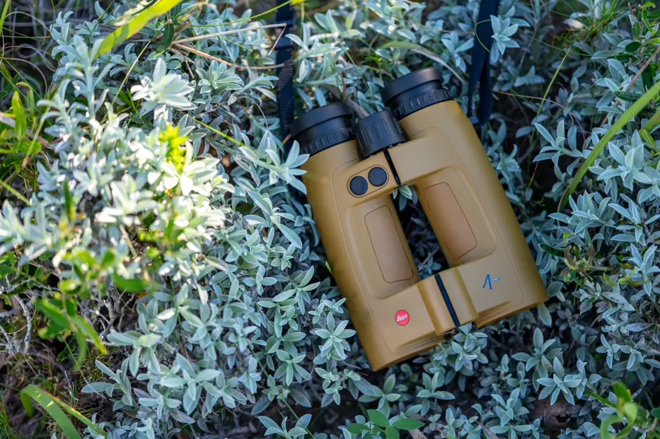 Leica Geovid Max 10x42 lying in the grass.