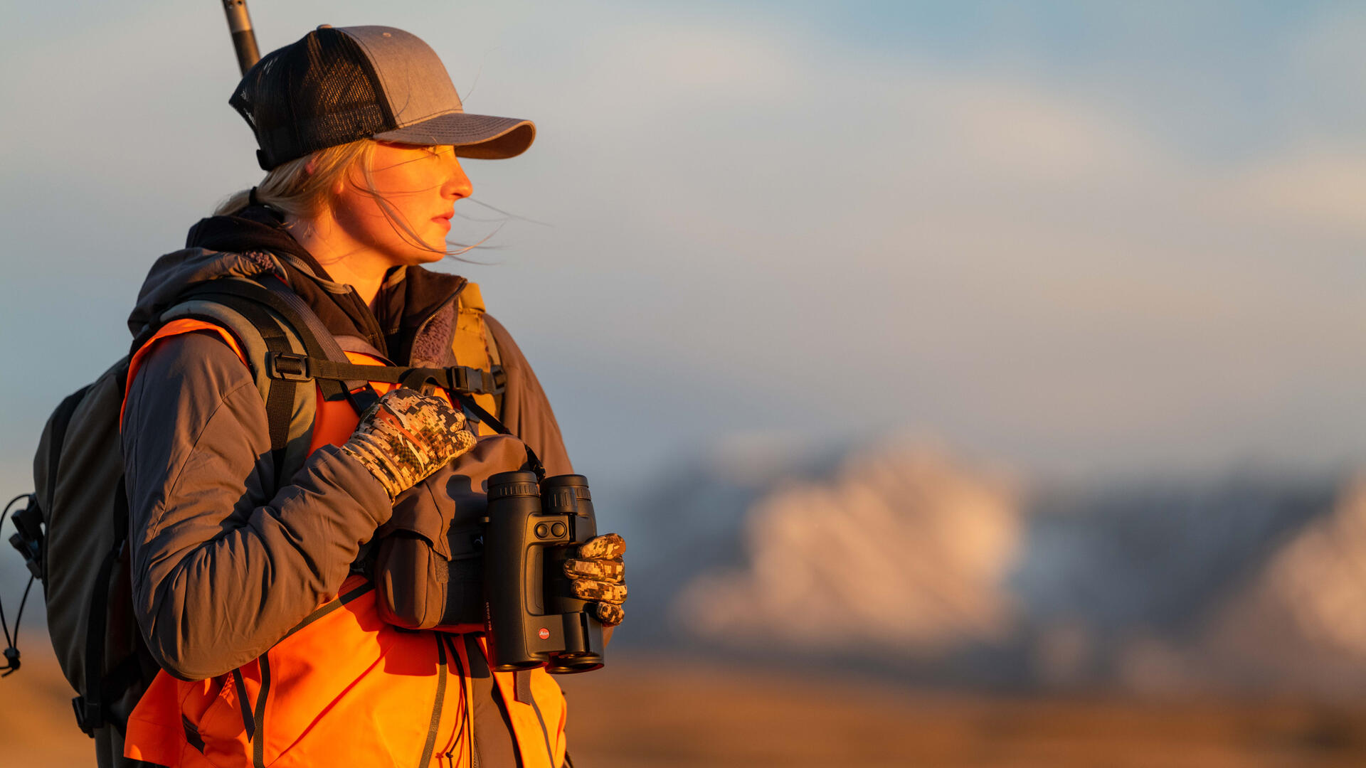 Leica-Geovid-Pro-42_56_A-handy-companion-for-the-road_Hero