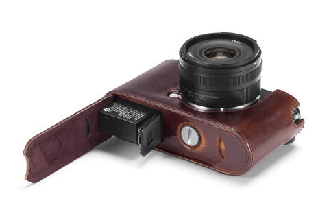 19301_Leica-CL_19525_Protektor-braun_Bottom_offen_Final_iso300_RGB.jpg