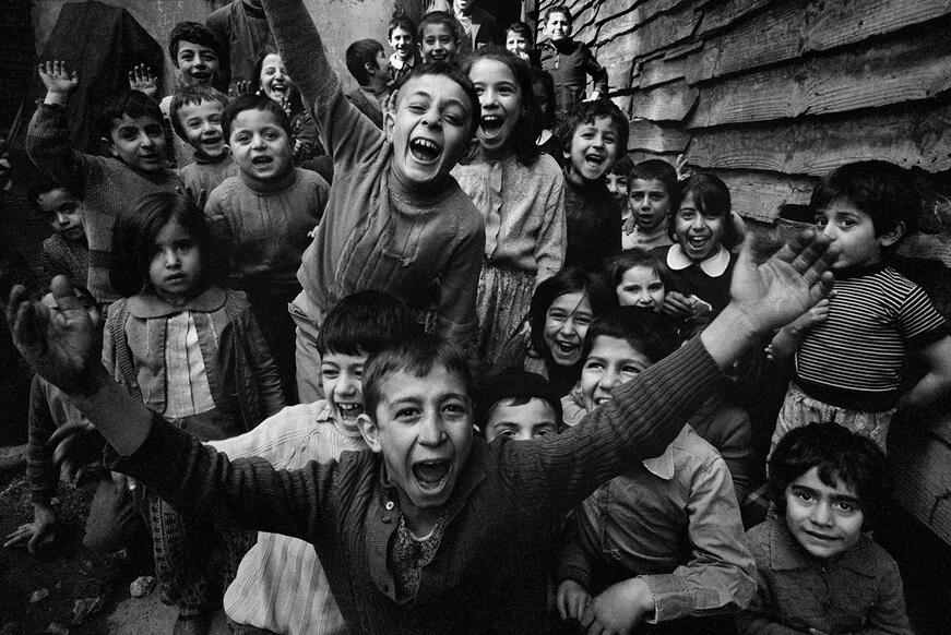 ©-Ara-Güler,-Children-playing-at-Tophane,-Istanbul,-1986.jpg
