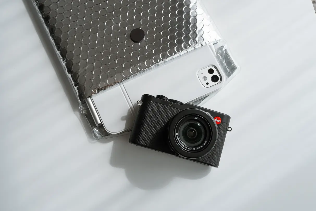 Everyday carry - ipad and the Leica D-Lux 8.