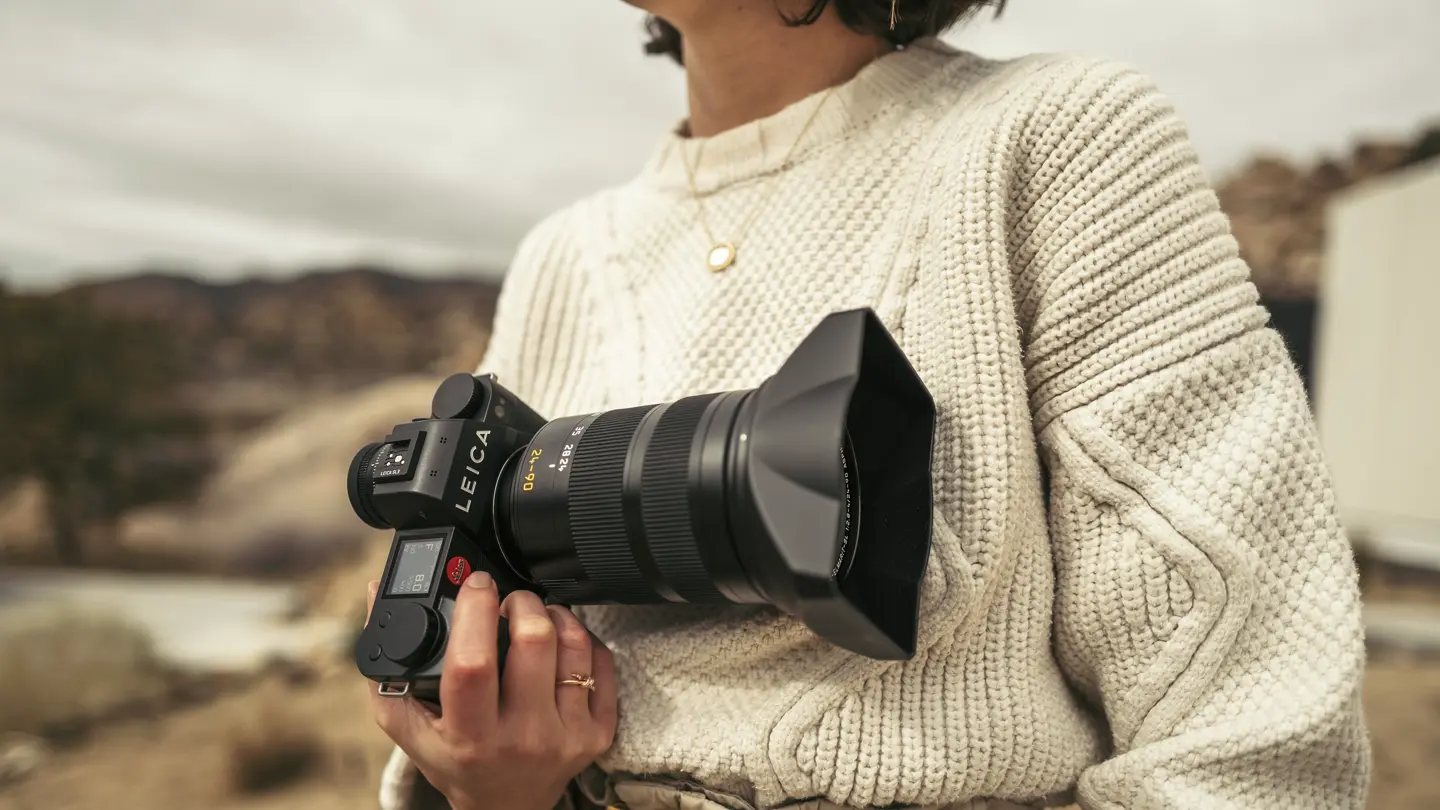 Woman with a Leica SL in her hand