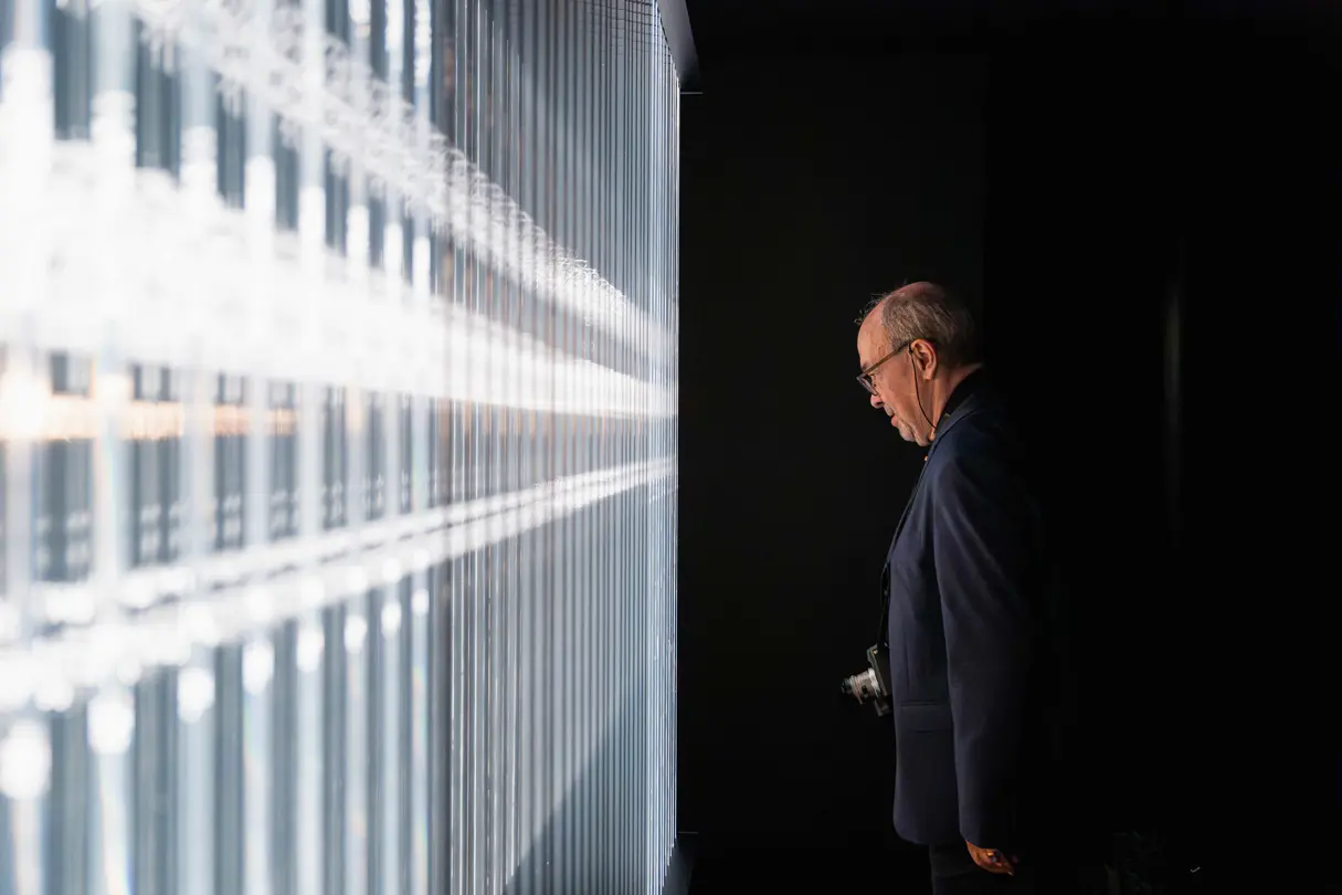 Dr. Andreas Kaufmann explores the multisensory installation