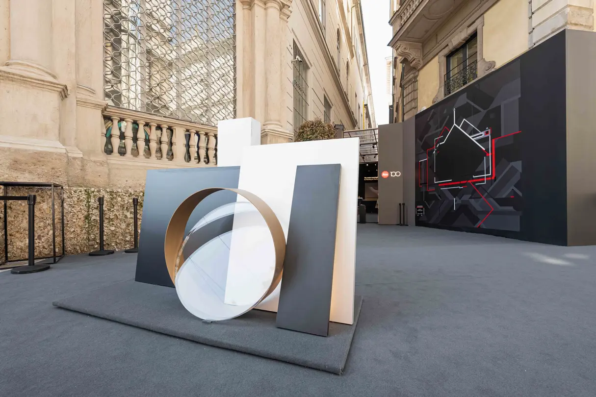 Image of the camera sculpture in front of the Leica Store Milan